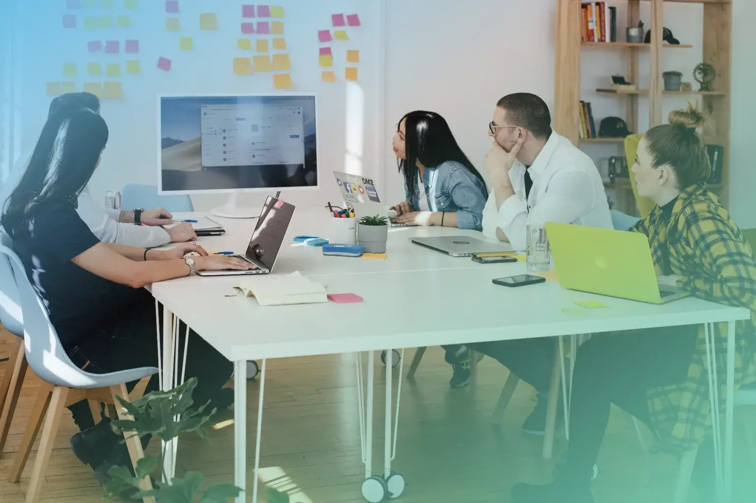 Team das auf Bildschirm schaut