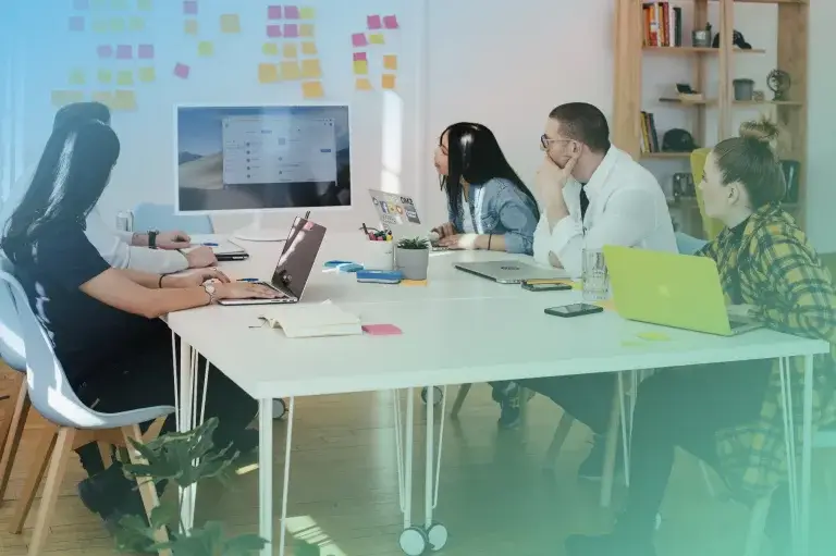 Team das auf Bildschirm schaut