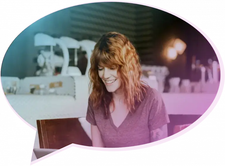 Frau schaut auf Laptop